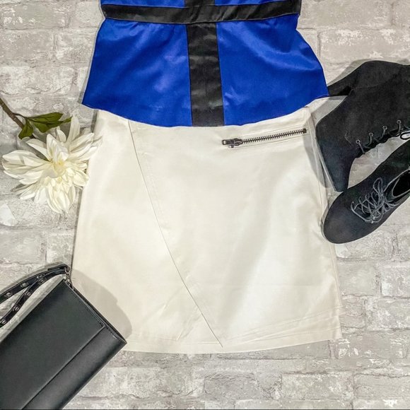 SOLD | NWT Le Chateau Ivory Faux Leather Mini Skirt - Picture 4 of 16